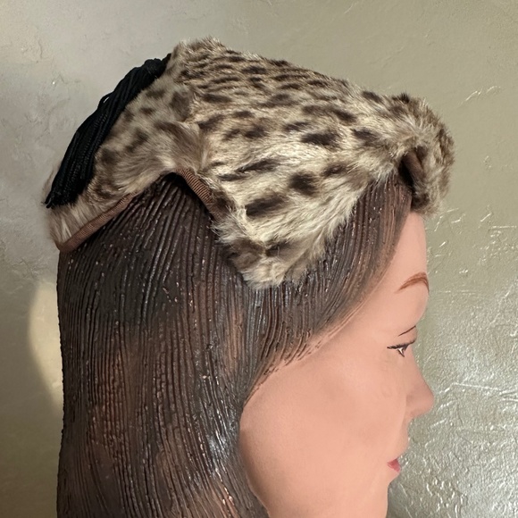 STYLISH 1950s\'  LEOPARD FUR CAP IN A \